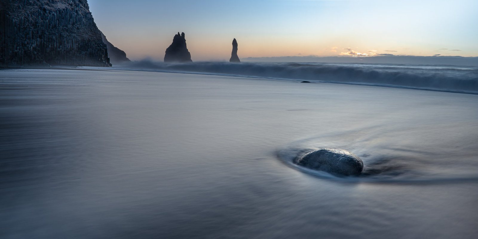 Пляж Reynisfjara около Vik, 2019 г.