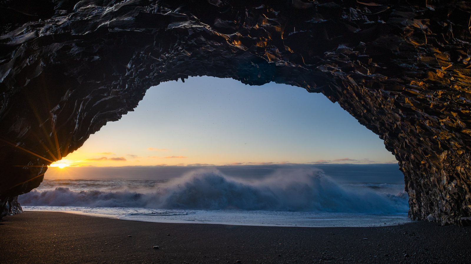 Пляж Reynisfjara около Vik, 2019 г.