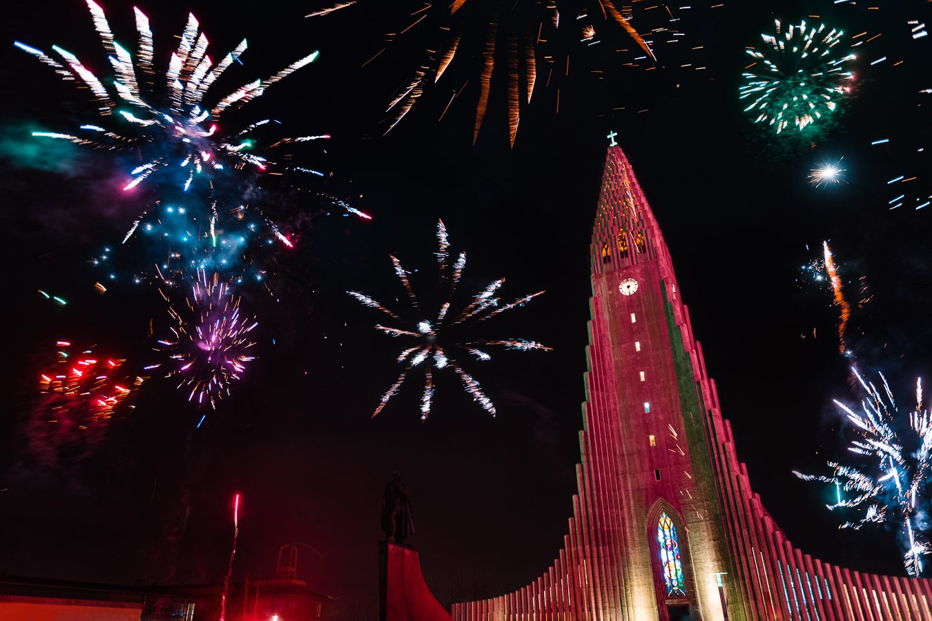 Новогодний фейерверк в Рейкьявике около церкви Hallgrímskirkja, 2019 г.