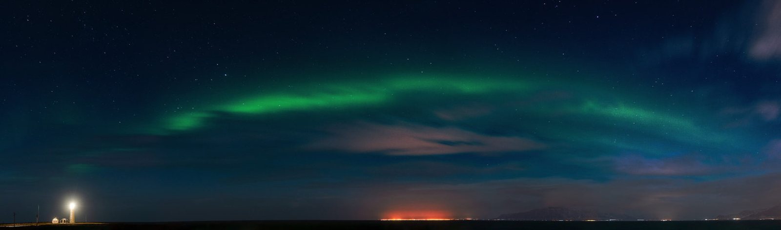 Северное сияние над маяком на острове Grotta в Seltjarnarnes, 2020 г.